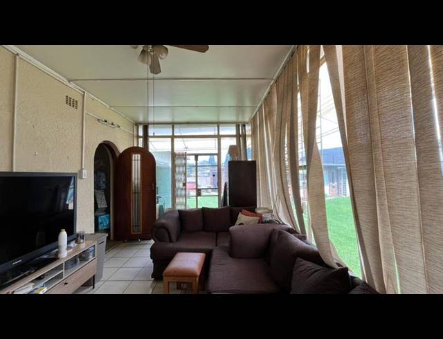 5 BEDROOM HOUSE FOR SALE IN PARKRAND